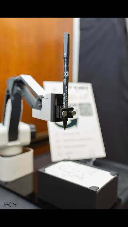 Robot ile Karikatür SketchVision